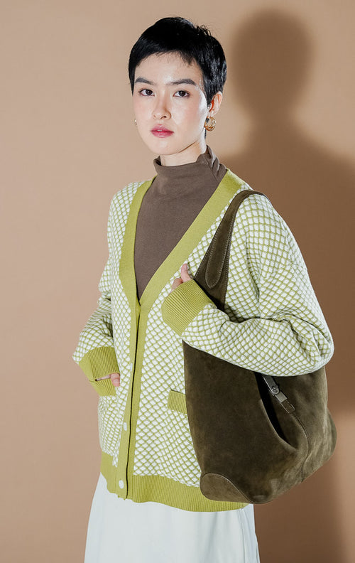 This Is April Gilda Patterned Knit Cardigan warna hijau (Green) kerah V-neck, dipadukan dengan inner cokelat dan rok panjang.