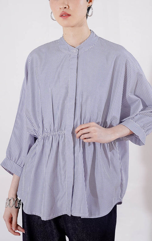 Atasan kemeja wanita This Is April Ginera Top motif salur biru putih, lengan panjang dengan detail kerut elastis pada bagian pinggang dan kerah shanghai 