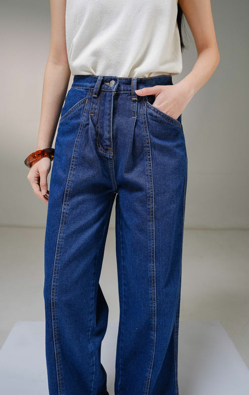 Celana panjang jeans wanita This Is April Gwen Pants warna dark denim (biru tua), model high-waist straight leg dengan detail saku samping depan dan aksen jahitan vertikal di bagian tengah kaki.