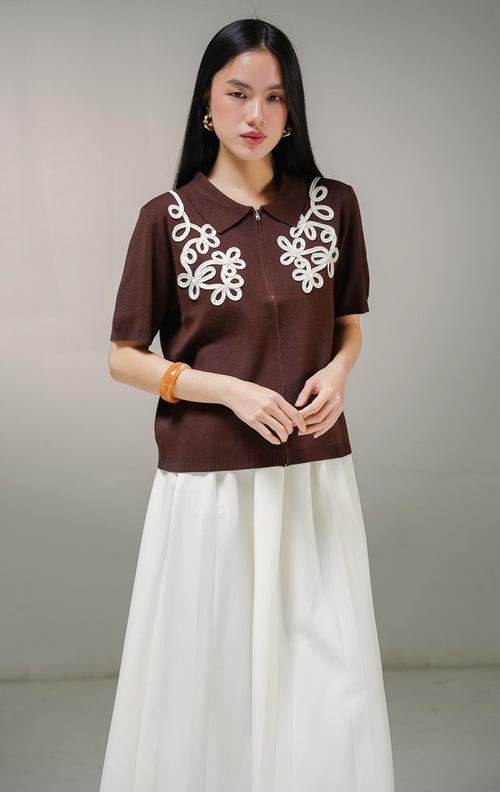 Atasan baju rajut wanita This Is April Gwynette Top warna dark brown (cokelat tua), lengan pendek berkerah dengan ritsleting depan penuh dan aksen motif putih di dada.