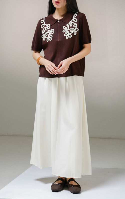 Atasan baju rajut wanita This Is April Gwynette Top warna dark brown (cokelat tua), lengan pendek berkerah dengan ritsleting depan penuh dan aksen motif putih di dada.