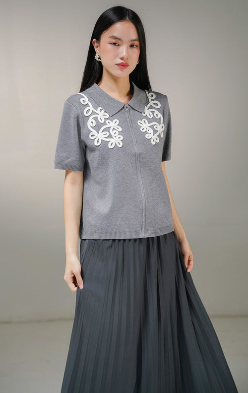 Atasan baju rajut wanita This Is April Gwynette Top warna abu-abu, lengan pendek berkerah dengan ritsleting depan penuh dan detail bordir motif tali putih di bagian dada.