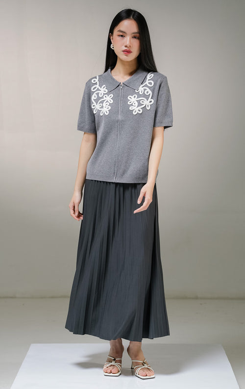 Atasan baju rajut wanita This Is April Gwynette Top warna abu-abu, lengan pendek berkerah dengan ritsleting depan penuh dan detail bordir motif tali putih di bagian dada.