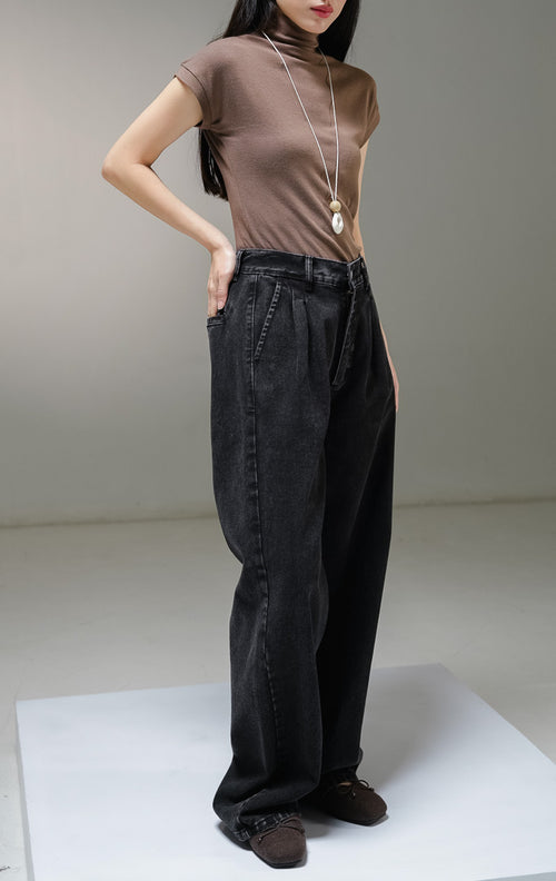 Celana panjang jeans wanita This Is April Irenic Pants warna black denim washed abu-abu tua, model high-waist loose fit dengan detail lipit depan, saku samping, dan karet pinggang belakang.