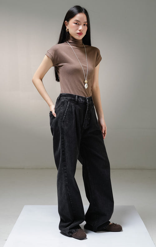 Celana panjang jeans wanita This Is April Irenic Pants warna black denim washed abu-abu tua, model high-waist loose fit dengan detail lipit depan, saku samping, dan karet pinggang belakang.