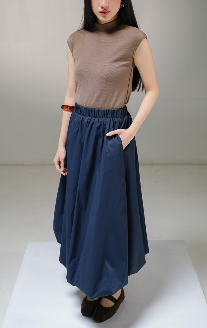 Rok panjang maxi wanita This Is April Irwin Skirt warna navy (biru dongker), model bubble skirt atau rok balon kasual dengan ban pinggang karet kerut elastis.