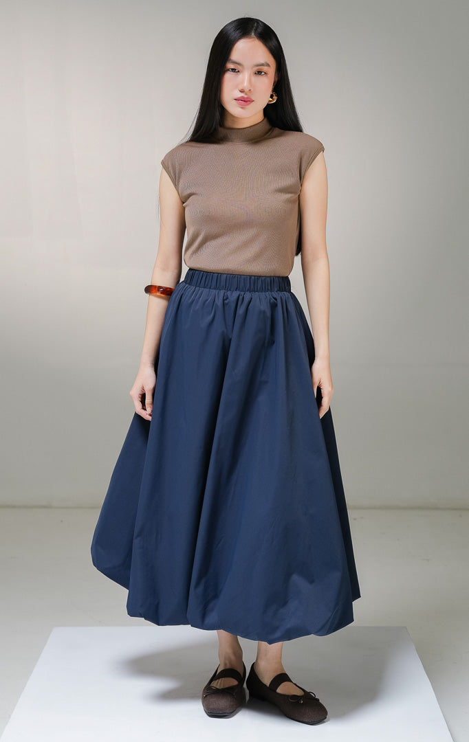 Rok panjang maxi wanita This Is April Irwin Skirt warna navy (biru dongker), model bubble skirt atau rok balon kasual dengan ban pinggang karet kerut elastis.