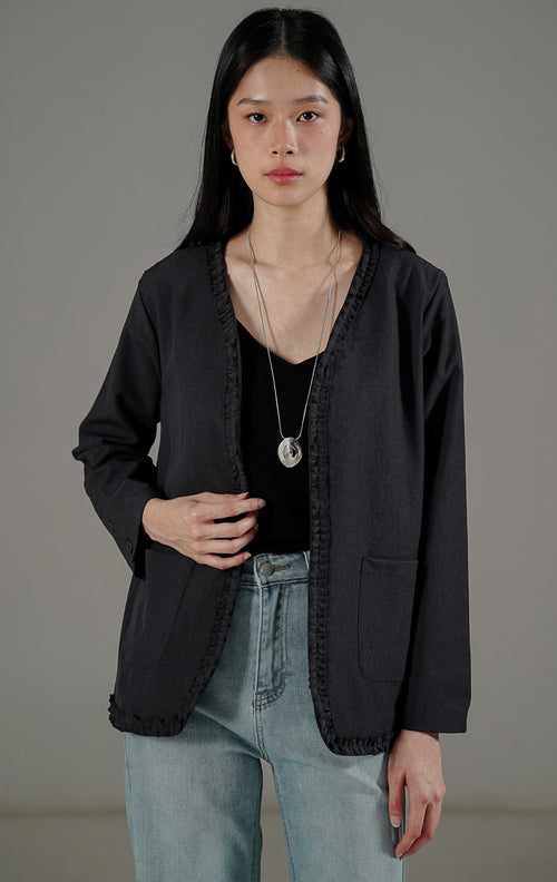 Jordane Cardigan Dark Grey dari This Is April, cardigan lengan panjang warna abu-abu tua dengan detail ruffle di tepian dan saku depan.