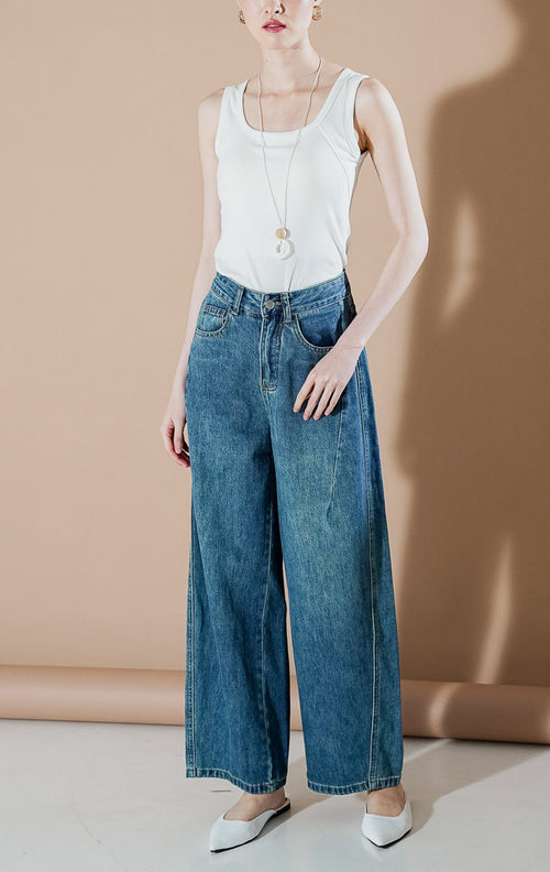 Julianna Jeans Denim dari This Is April, celana jeans wanita model wide leg warna biru medium wash dengan detail jahitan panel vertikal di bagian depan.