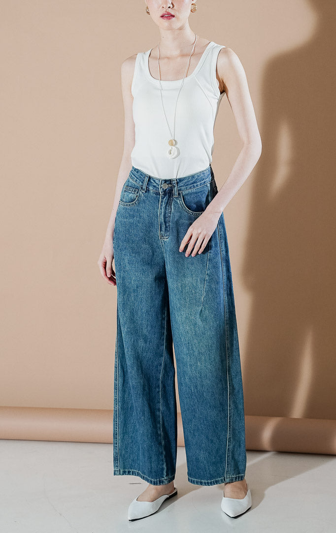Julianna Jeans Denim dari This Is April, celana jeans wanita model wide leg warna biru medium wash dengan detail jahitan panel vertikal di bagian depan.
