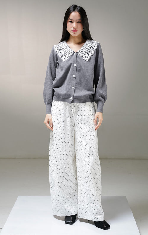 Kardigan rajut lengan panjang wanita This Is April Kaira Cardigan warna abu-abu tua (dark grey), dengan kancing depan putih dan detail kerah v-neck renda (lace) motif bunga warna putih. 