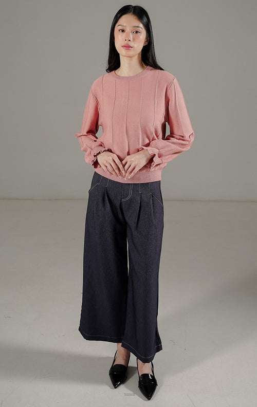 Kikiro Sweater Pink Peach dari This Is April, sweater rajut wanita warna peach dengan detail list vertikal dan ujung lengan kerut (puff sleeve).