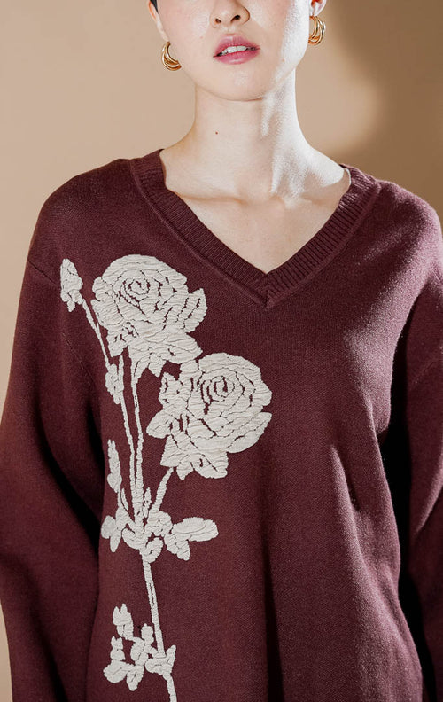 Lulie Sweater Brown dari This Is April, sweater rajut V-neck warna cokelat tua dengan detail bordir bunga mawar krem yang artistik di bagian depan.