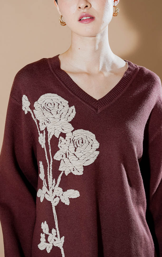 Lulie Sweater Brown dari This Is April, sweater rajut V-neck warna cokelat tua dengan detail bordir bunga mawar krem yang artistik di bagian depan.