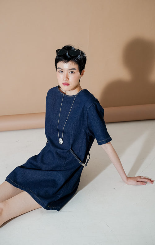 Marquette Dress Indigo dari This Is April, dress midi denim lengan pendek wanita warna biru indigo dengan detail jahitan cokelat dan siluet terstruktur.
