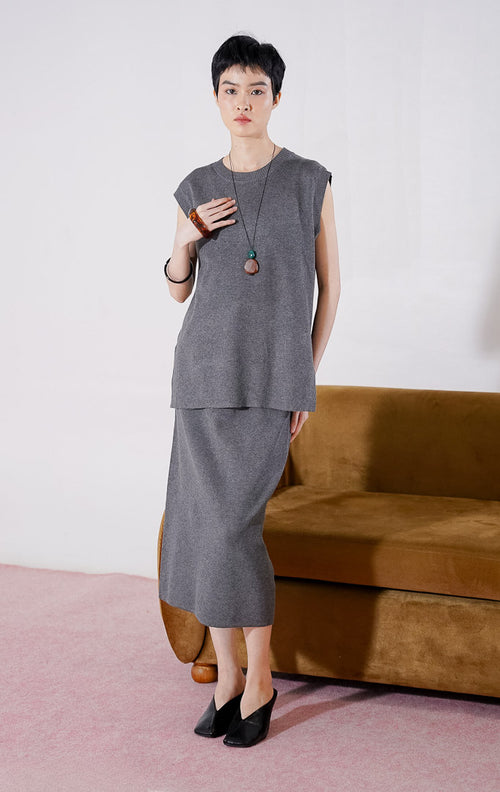 Tampak depan This Is April Mathieu Vest warna abu-abu tua (dark grey), rompi rajut tanpa lengan dengan kerah bulat (round neck) dan detail rib pada leher serta lubang lengan 