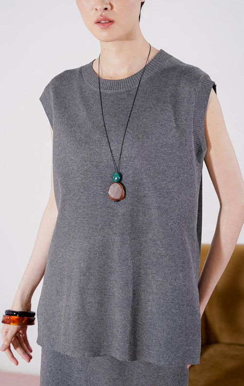 Tampak depan This Is April Mathieu Vest warna abu-abu tua (dark grey), rompi rajut tanpa lengan dengan kerah bulat (round neck) dan detail rib pada leher serta lubang lengan 