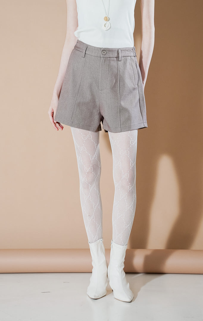 Maura Pants Taupe dari This Is April, celana pendek tailored wanita warna cokelat taupe dengan detail jahitan depan, saku samping, dan lubang ikat pinggang.