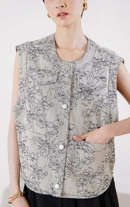 Tampak depan This Is April Mayweather Outer warna hitam keabuan, rompi denim tanpa lengan dengan motif garis bunga hitam (floral print), kancing perak, dan empat saku fungsional 