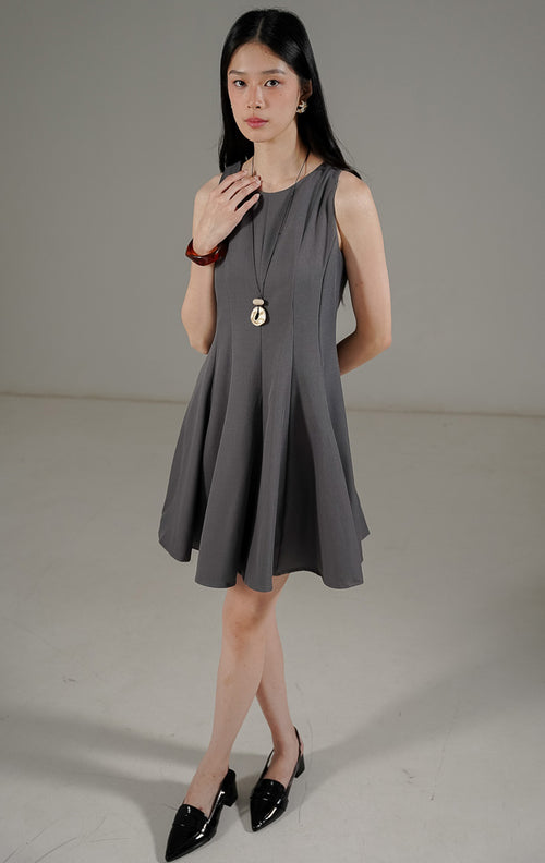  Mielle Dress Dark Grey dari This Is April, gaun tanpa lengan potongan A-line warna abu-abu tua dengan siluet flowy dan hidden zipper.