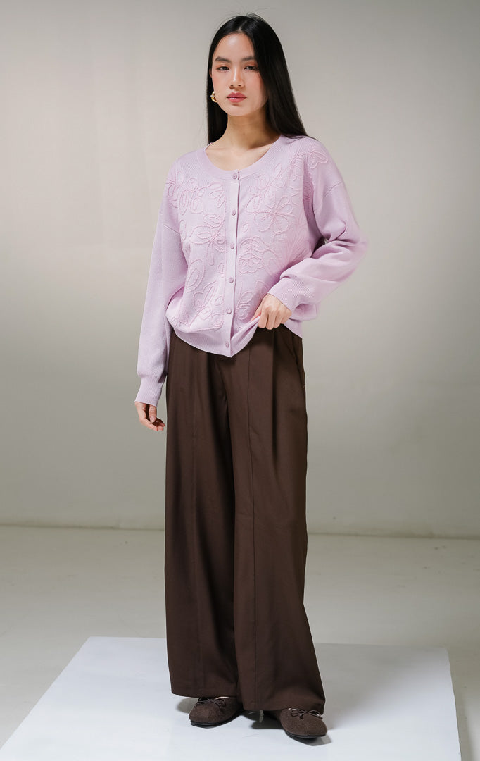 Kardigan rajut lengan panjang wanita This Is April Polline Cardigan warna ungu muda (light purple), model kerah bulat dengan kancing depan penuh dan detail motif sulaman bunga timbul sewarna di bagian depan. 