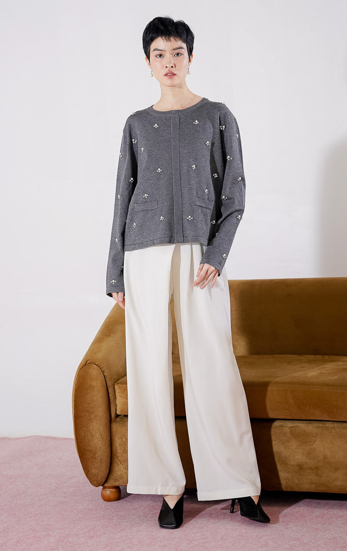 Tampak depan This Is April Portia Cardigan warna abu-abu lengan panjang untuk wanita, dilengkapi dengan detail aksen payet bunga dan dua saku depan 