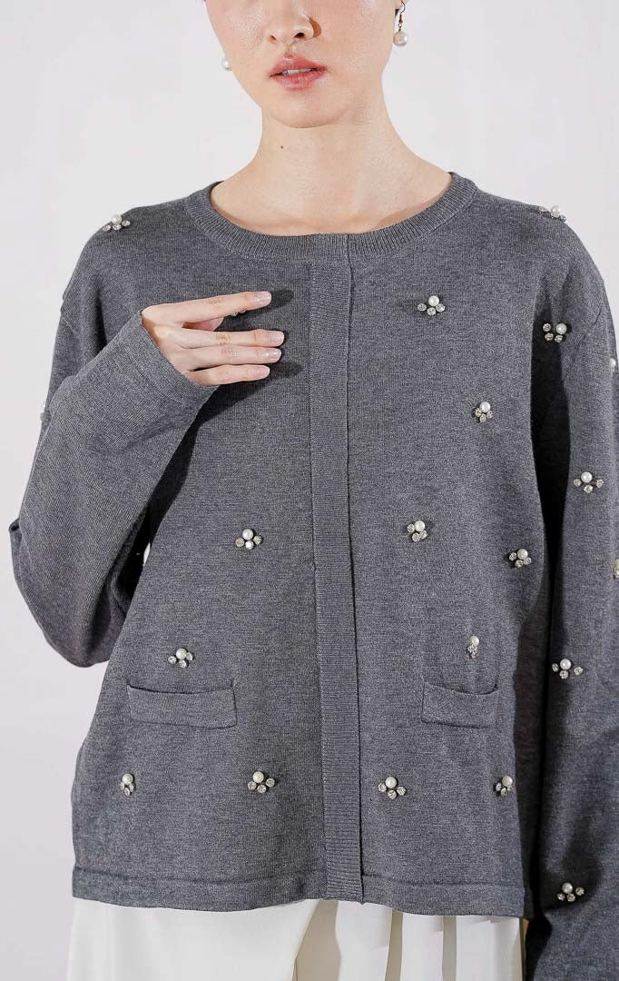 Tampak depan This Is April Portia Cardigan warna abu-abu lengan panjang untuk wanita, dilengkapi dengan detail aksen payet bunga dan dua saku depan 