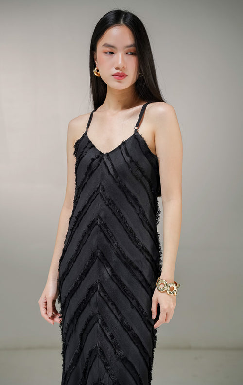 Gaun panjang tanpa lengan wanita This Is April Reine Dress warna hitam, model maxi slip dress kerah v-neck dengan detail motif tekstur rumbai bulu halus berpola chevron. 