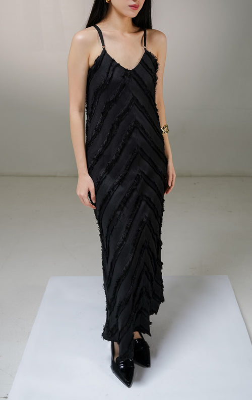 Gaun panjang tanpa lengan wanita This Is April Reine Dress warna hitam, model maxi slip dress kerah v-neck dengan detail motif tekstur rumbai bulu halus berpola chevron. 