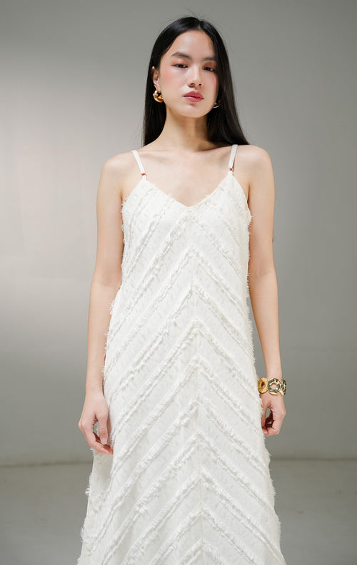 Gaun panjang tanpa lengan wanita This Is April Reine Dress warna ivory (krem), model maxi slip dress kerah v-neck dengan detail tekstur garis bulu halus berpola chevron.
