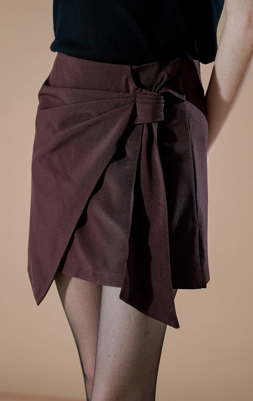 This Is April Saige Skort warna cokelat tua (dark brown), rok celana pendek dengan detail aksen simpul ikat di bagian depan.