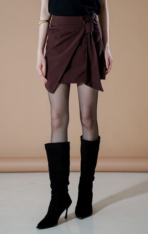 This Is April Saige Skort warna cokelat tua (dark brown), rok celana pendek dengan detail aksen simpul ikat di bagian depan.