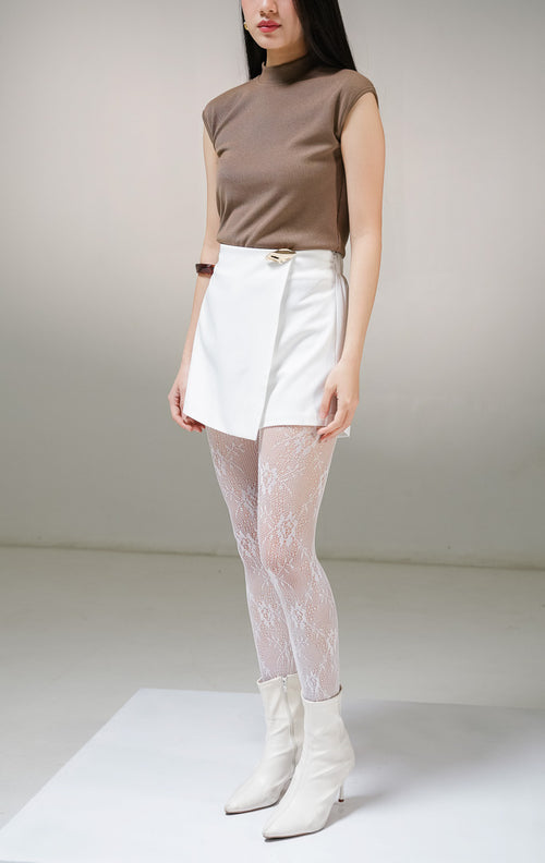 Rok celana pendek wanita This Is April Sloane Skort warna putih (white), model wrap skort dengan ban pinggang rata di depan dan karet elastis di bagian belakang. 