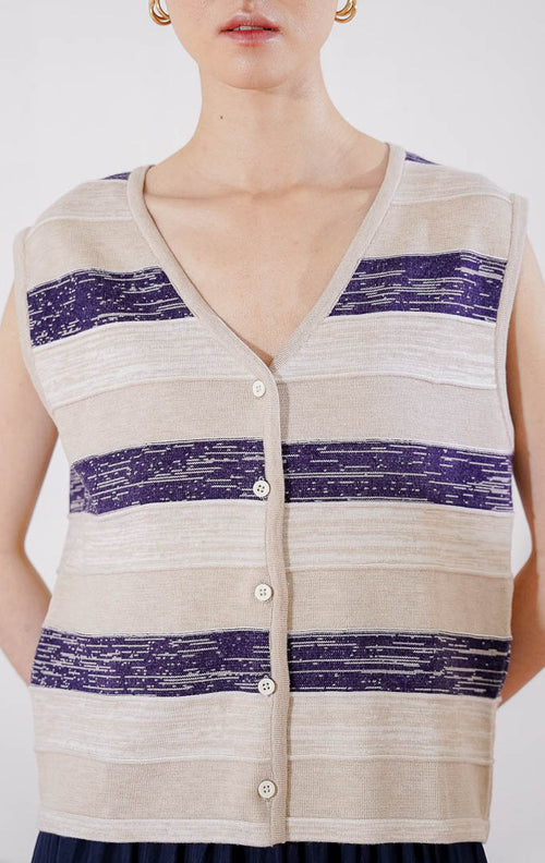 Tampak depan This Is April Sydney Vest warna khaki, rompi rajut tanpa lengan dengan motif garis horizontal marled, kerah V-neck, dan kancing depan. 