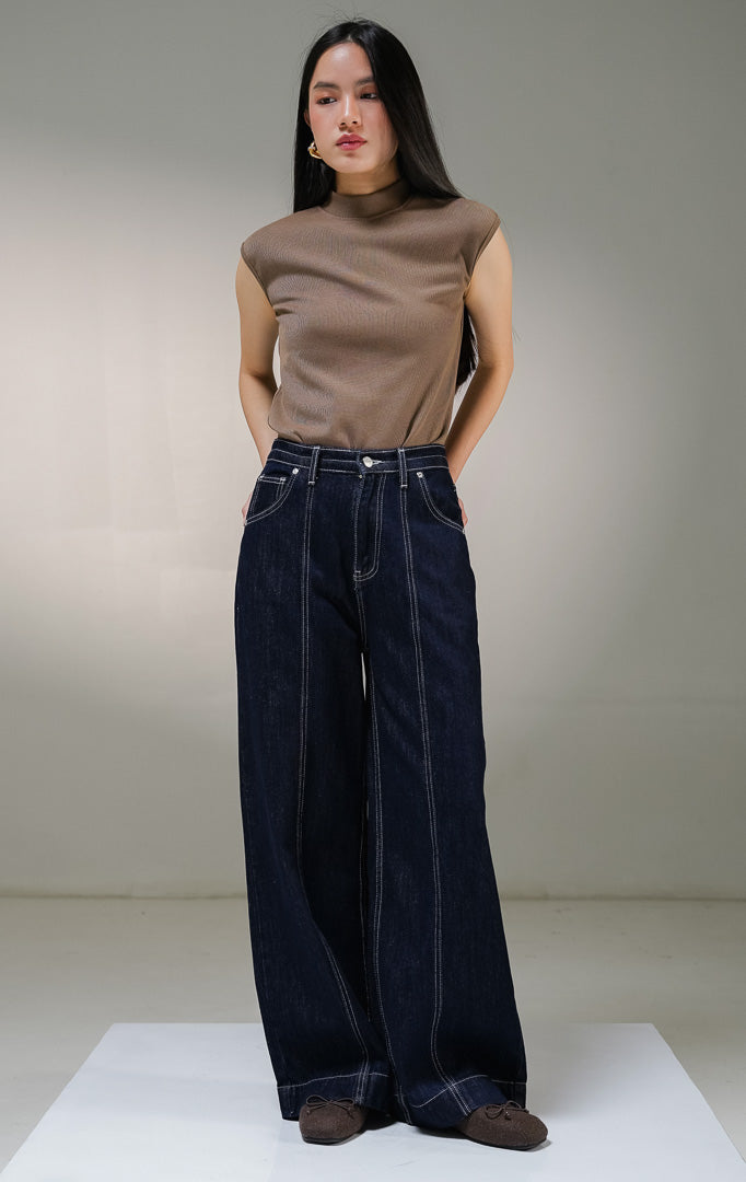 Celana panjang jeans wanita This Is April Toska Pants warna dark denim biru tua, model high-waist loose wide-leg dengan detail saku samping dan aksen benang jahitan kontras warna putih. 