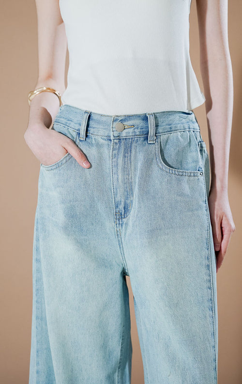 Viviana Jeans Light Denim dari This Is April, celana jeans wanita potongan straight leg warna biru muda (light wash) dengan detail jahitan panel vertikal di bagian depan