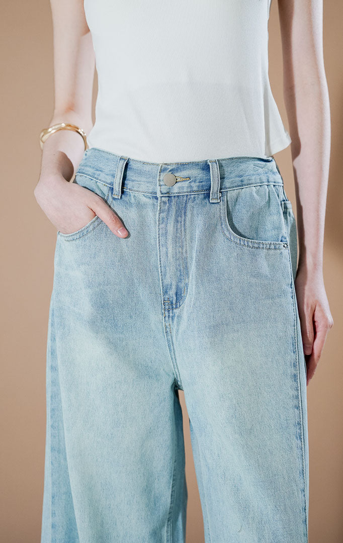 Viviana Jeans Light Denim dari This Is April, celana jeans wanita potongan straight leg warna biru muda (light wash) dengan detail jahitan panel vertikal di bagian depan