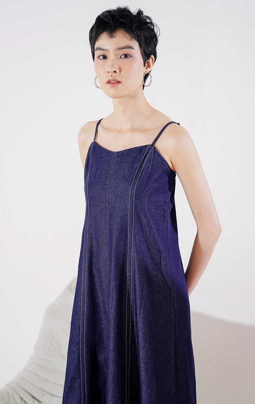 Gaun panjang denim wanita This Is April Vixen Dress warna indigo, model tali spageti tipis, siluet fitted, dengan detail ritsleting samping. 