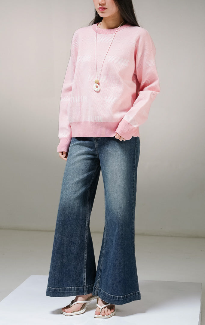 Atasan sweater rajut lengan panjang wanita This Is April Winkie Sweater warna pink pastel, model kerah bulat dengan detail motif rajutan blok geometris garis-garis samar. 