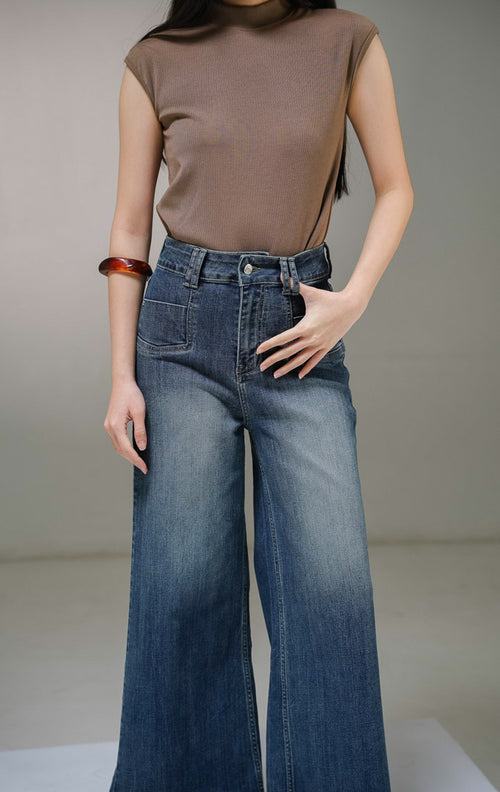 Celana panjang jeans wanita This Is April Yutori Pants Denim warna biru, model high-waist loose wide-leg jeans bahan stretch melar dengan saku kotak di bagian depan. 
