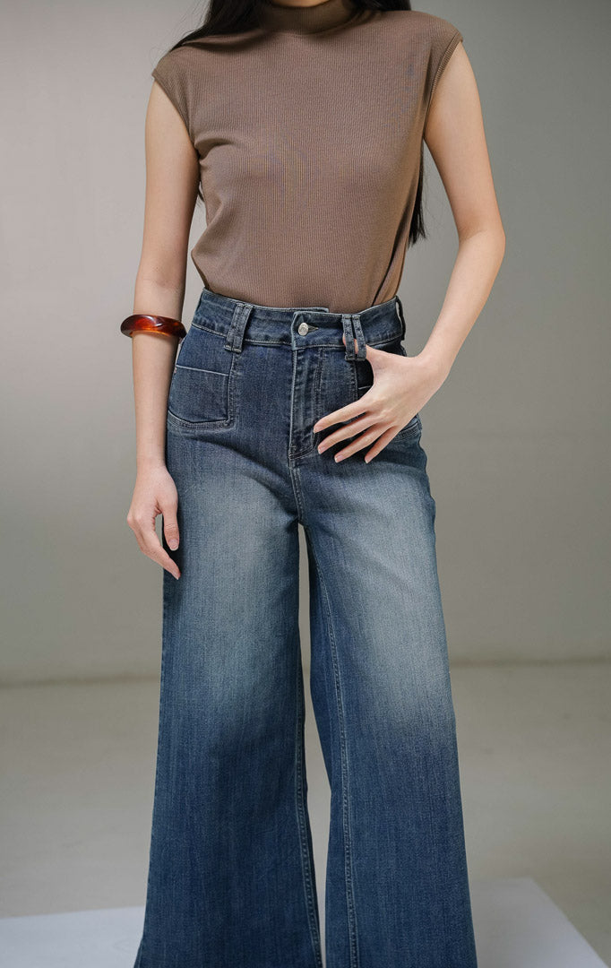 Celana panjang jeans wanita This Is April Yutori Pants Denim warna biru, model high-waist loose wide-leg jeans bahan stretch melar dengan saku kotak di bagian depan. 