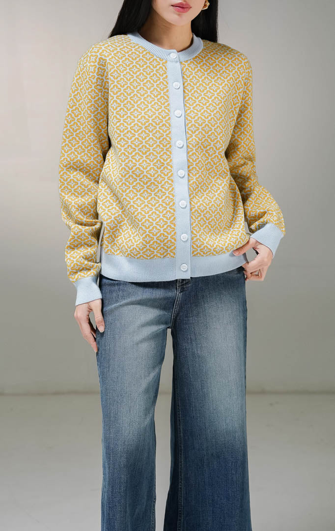 Kardigan rajut lengan panjang wanita This Is April Zayley Cardigan motif geometris warna kuning mustard, model kerah bulat dengan kancing depan dan tepian karet elastis warna biru muda. 