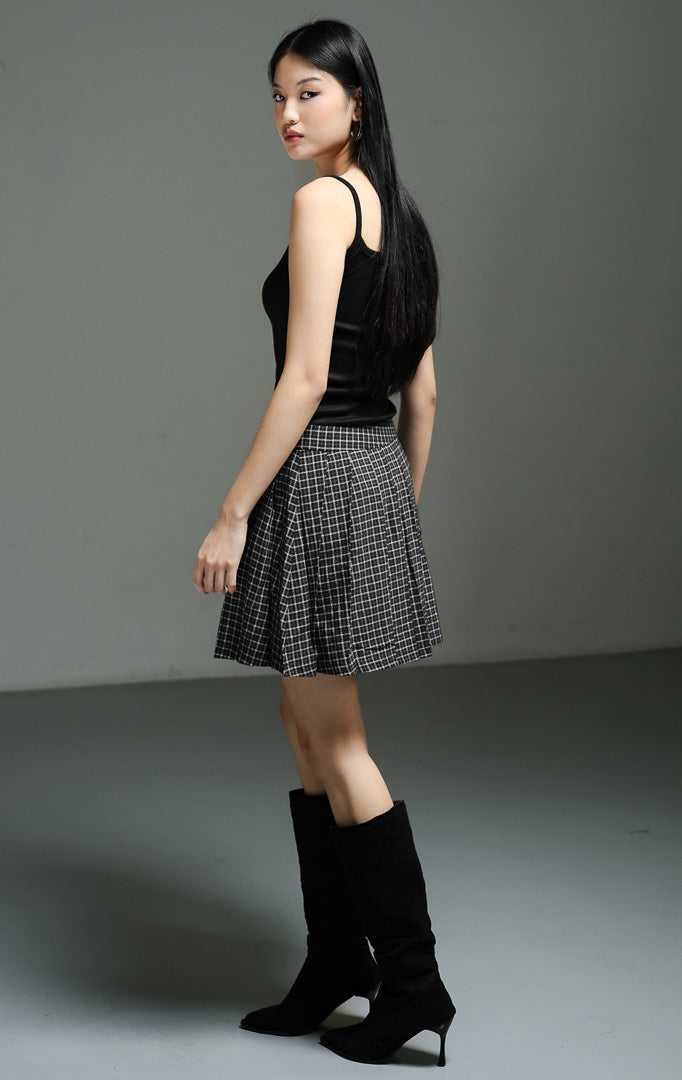 Rok mini wanita motif kotak-kotak warna hitam (black lined plaid mini skirt) Adamson Skirt dengan bahan campuran katun-poliester berfuring, siluet rapi, serta penutup resleting samping yang praktis. 
