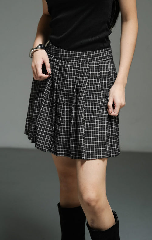 Rok mini wanita motif kotak-kotak warna hitam (black lined plaid mini skirt) Adamson Skirt dengan bahan campuran katun-poliester berfuring, siluet rapi, serta penutup resleting samping yang praktis. 