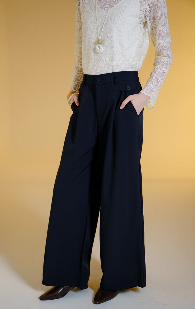 Pakaian wanita model celana panjang bahan potongan lurus (classic straight-leg pants) warna navy Adelie Pants untuk gaya kerja profesional maupun kasual. 