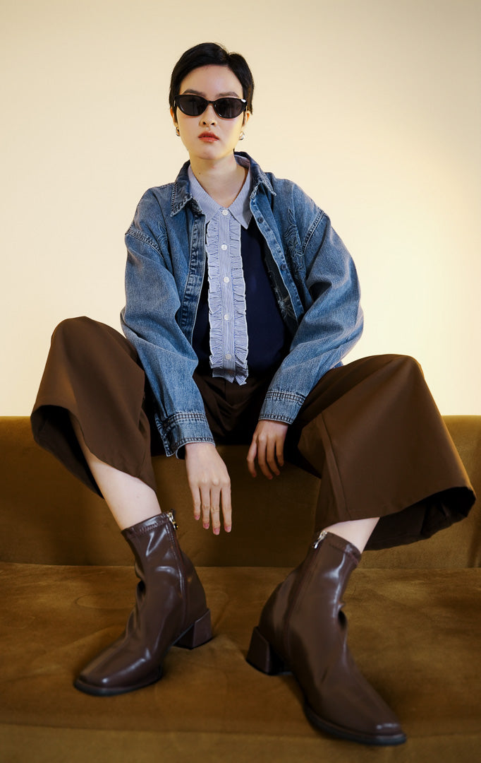 Pakaian wanita model kemeja jeans lengan panjang dengan detail bordir kontur bunga (floral contour embroidered denim shirt) warna biru denim Aevia Top untuk gaya kasual anggun. 