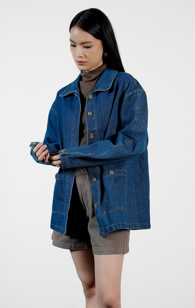 Pakaian wanita model outer kemeja chore utility denim lengan panjang warna biru (denim utility chore shirt outer) Arlo Outer untuk gaya kasual modern.
