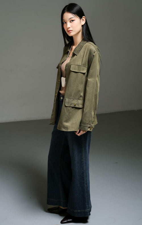 Kemeja wanita lengan panjang gaya utilitas warna hijau olive (olive utility shirt top) Auretta Top dengan bahan katun twill berstruktur, saku depan fungsional, serta potongan longgar yang kasual dan modern. 