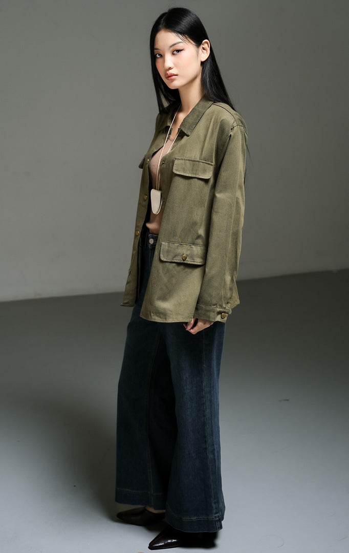 Kemeja wanita lengan panjang gaya utilitas warna hijau olive (olive utility shirt top) Auretta Top dengan bahan katun twill berstruktur, saku depan fungsional, serta potongan longgar yang kasual dan modern. 