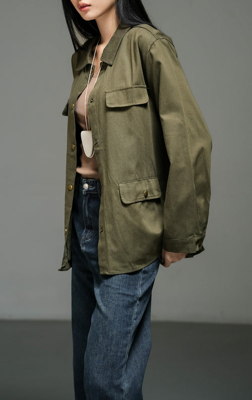 Kemeja wanita lengan panjang gaya utilitas warna hijau olive (olive utility shirt top) Auretta Top dengan bahan katun twill berstruktur, saku depan fungsional, serta potongan longgar yang kasual dan modern. 